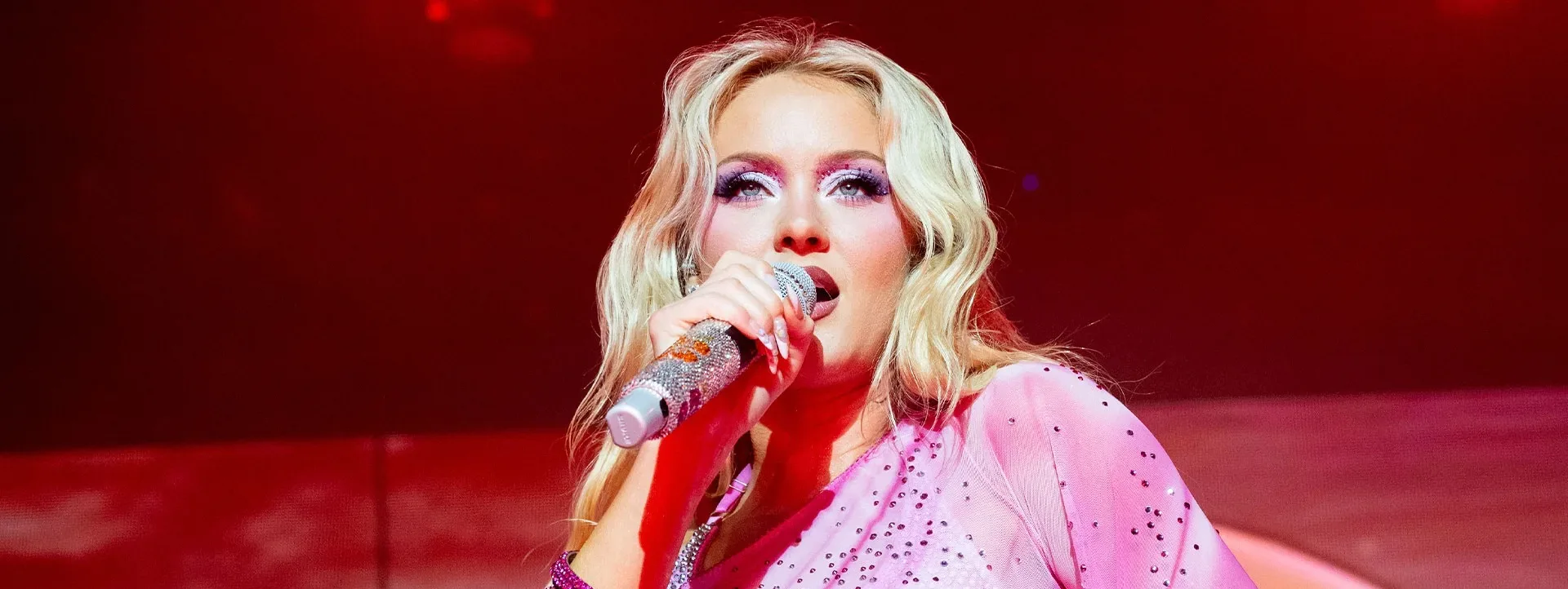 Zara Larsson tiene un ataque de risa en pleno concierto